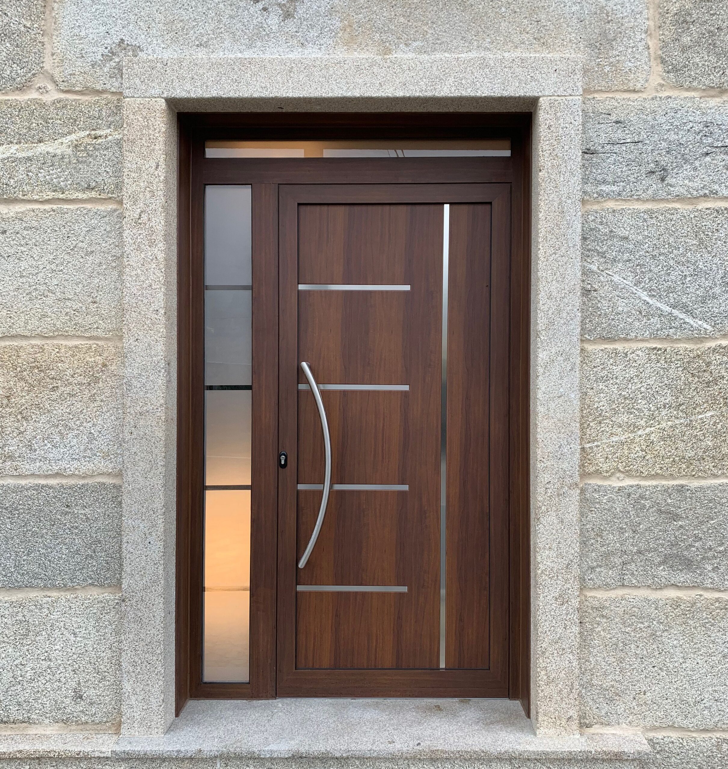 Puerta de entrada a medida. Puertas de madera de exterior